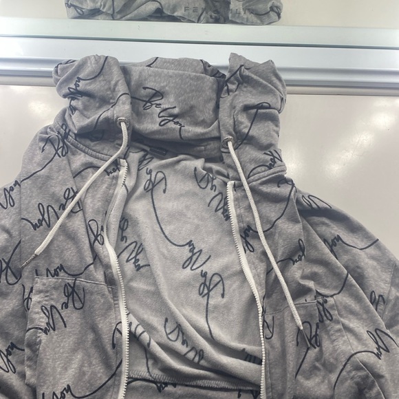 Super cute cropped sweater, Size small - Picture 1 of 4